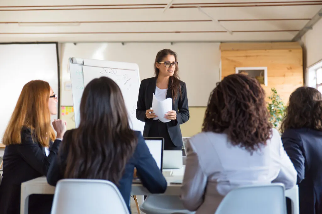 mulheres na transformação digital Mulher fazendo parte datransformação digital e liderando uma equipe.